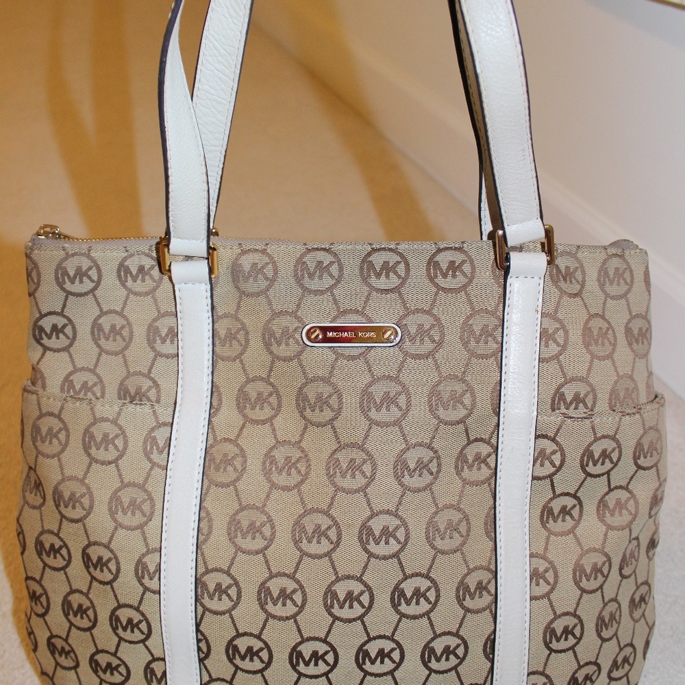 **CLEARANCE** Michael Kors Monogram Jaguard tote